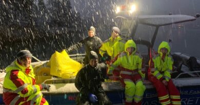 Winterliche Segelboot-Bergung