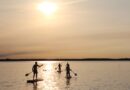 Zwei Personen mit SUP in Not
