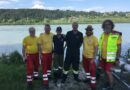 Schlauchboot treibt im Wasser